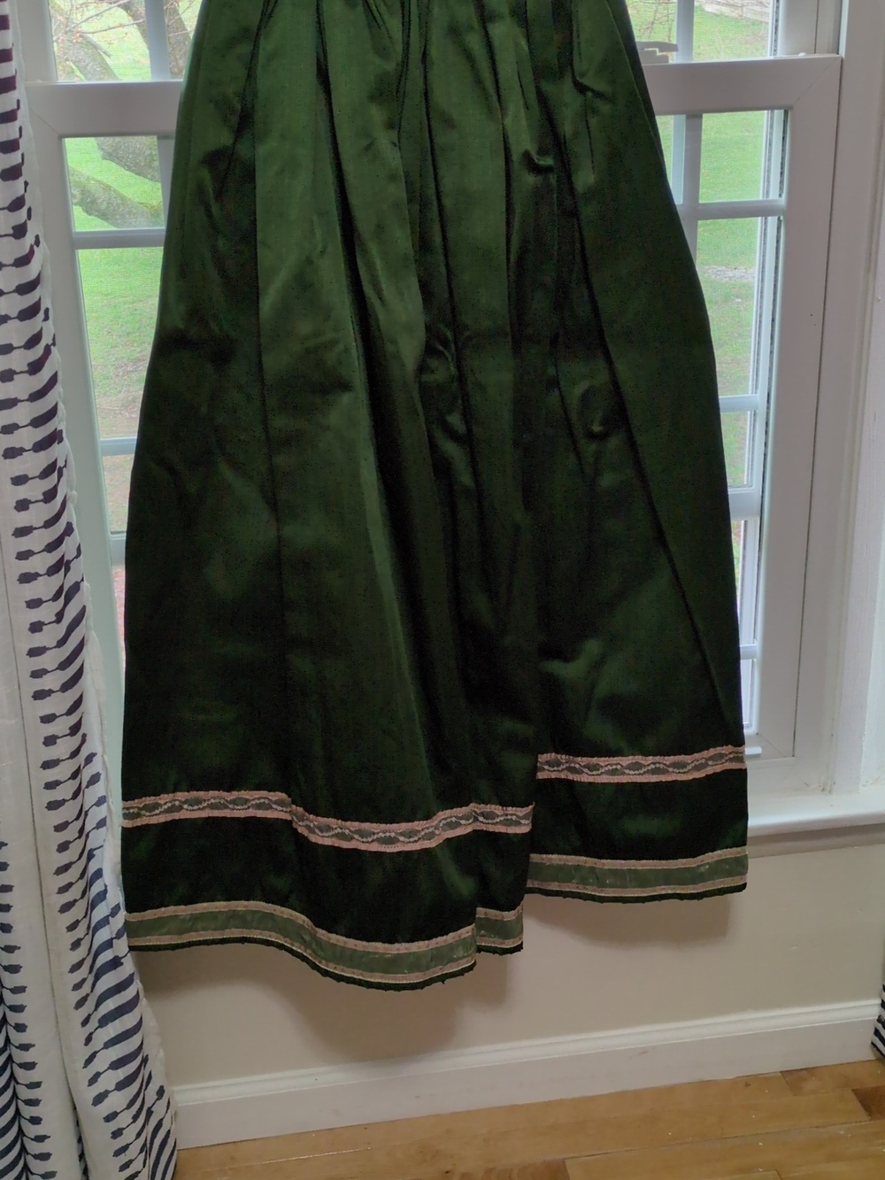 Dark Green Silk Renaissance Costume with Breeches - Picture 3 of 12